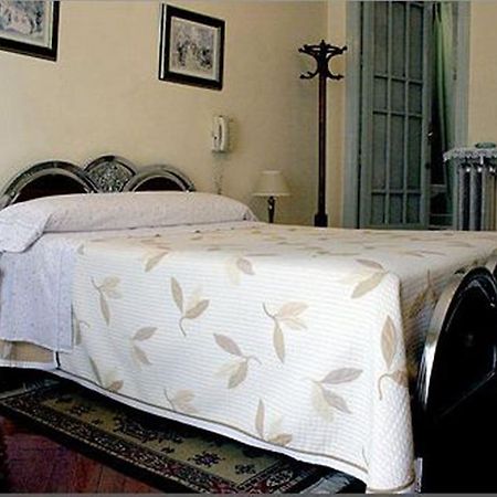 Hostal Delfina Мадрид Екстериор снимка
