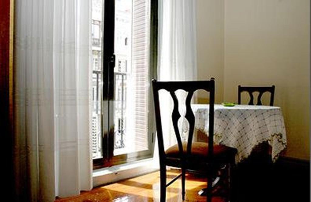 Hostal Delfina Мадрид Екстериор снимка