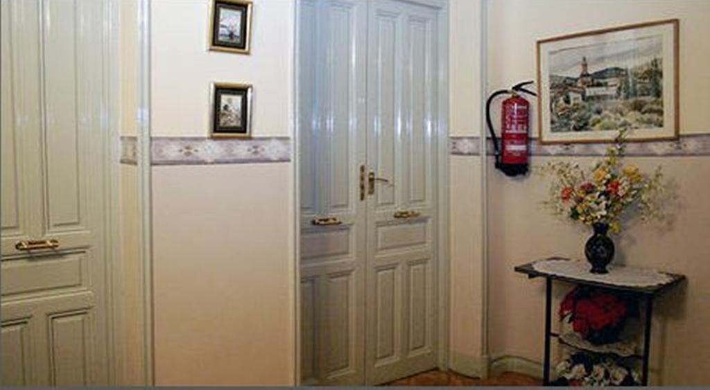 Hostal Delfina Мадрид Екстериор снимка