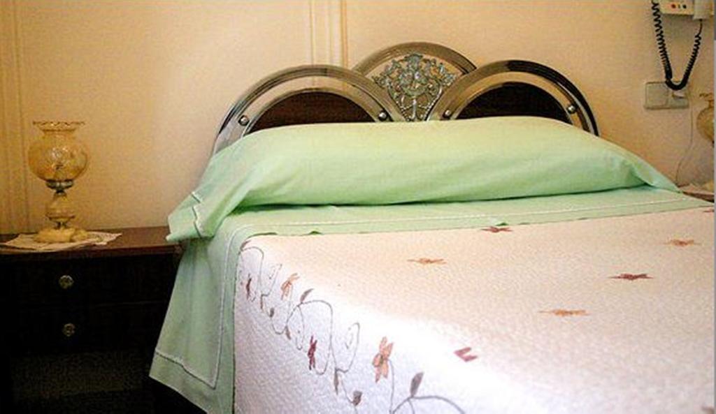 Hostal Delfina Мадрид Стая снимка